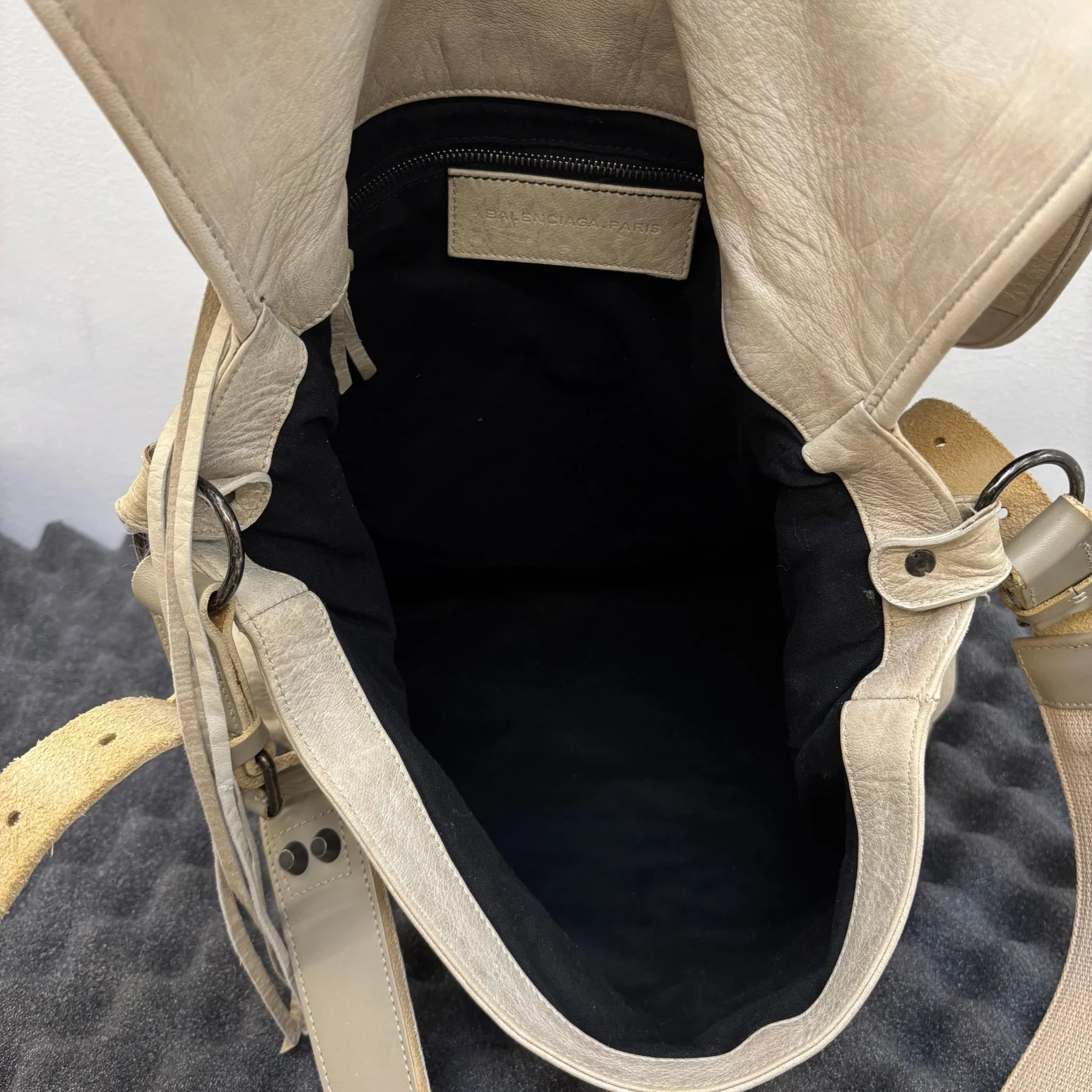 00s Balenciaga ‘The Day’ Leather Hobo Bag by Nicholas Ghesquiere - Image 12
