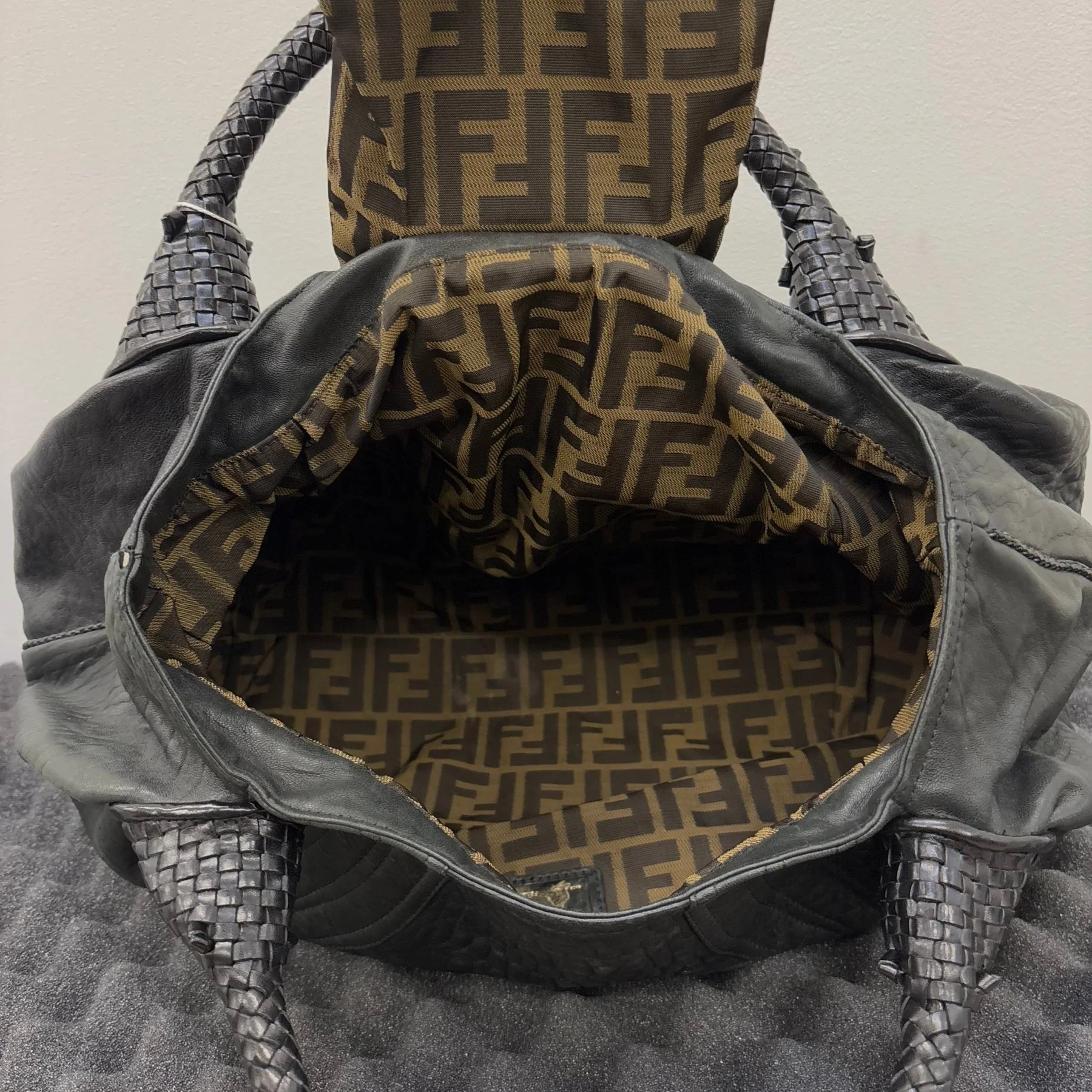 Fendi Spy Leather Handbag - Image 12
