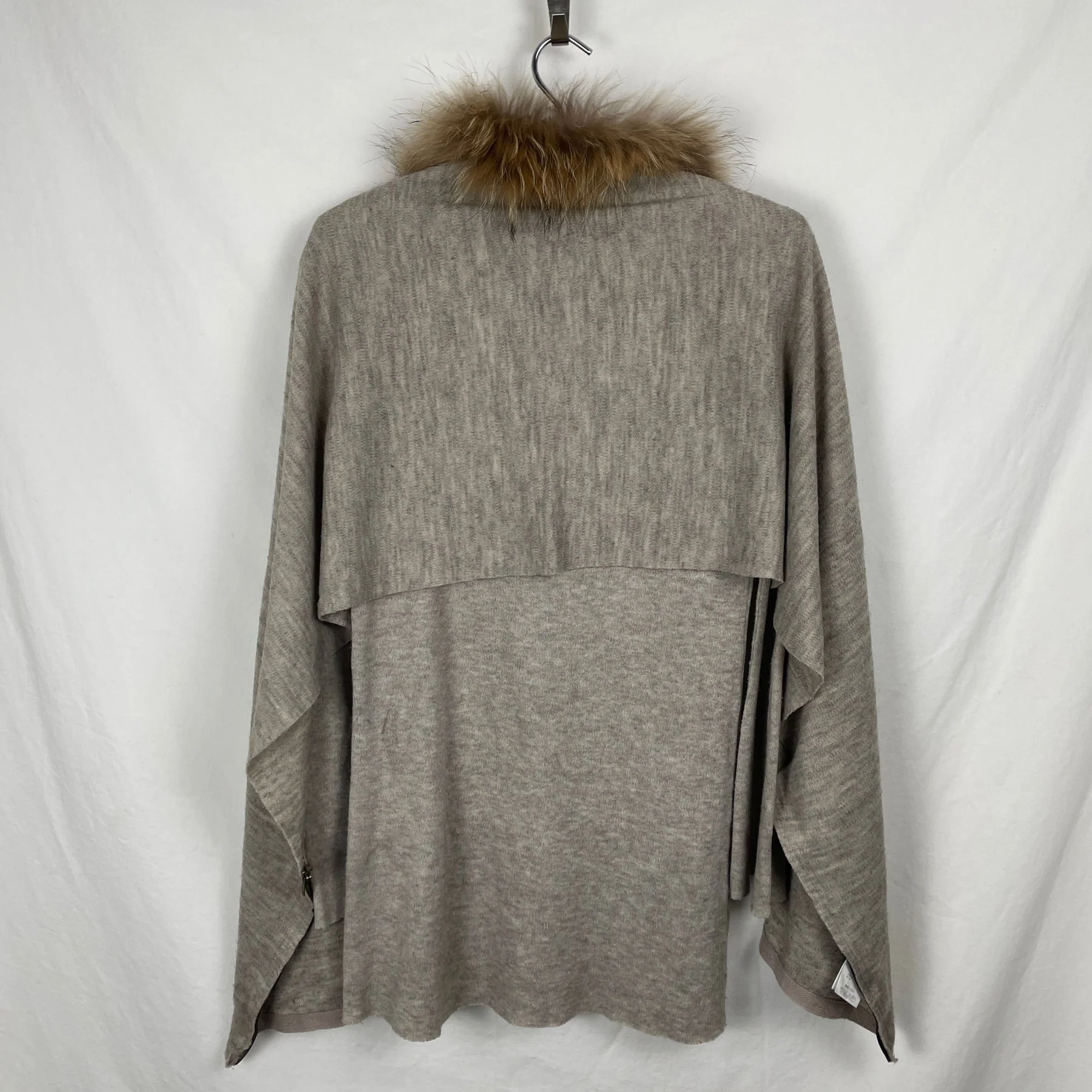 G.O.A V-neck Top with Fur Collar Shawl - Image 3