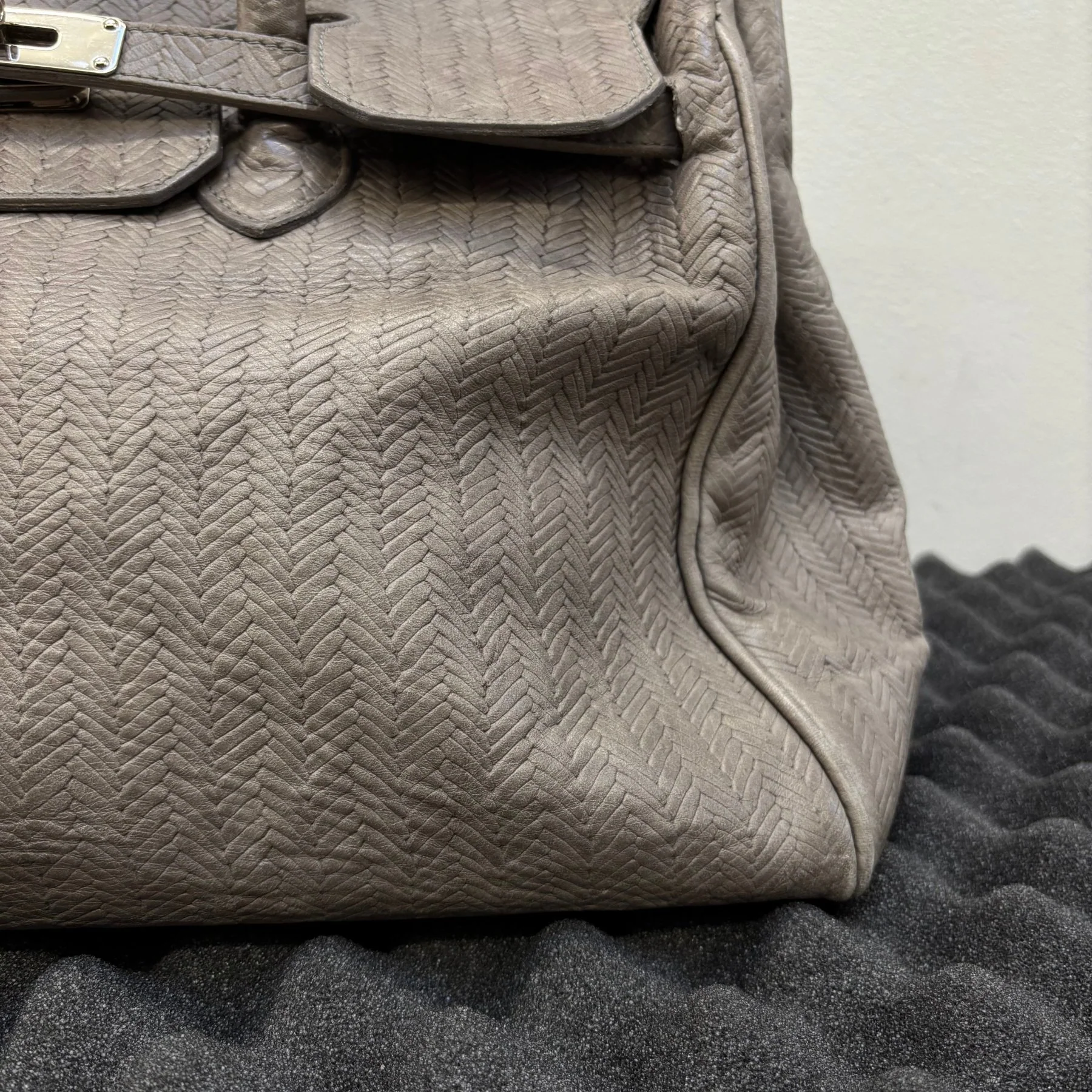 Grey Fishnet Patterned Leather Firkin Handbag - Image 4